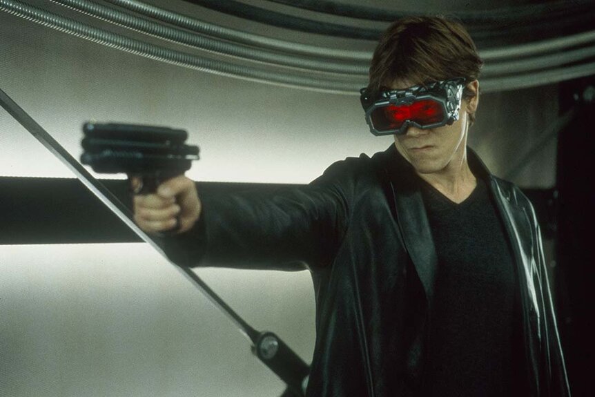 Kevin Bacon with red tech glasses and a gun in Hollow Man (2000)