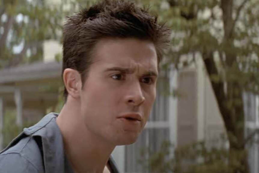 Ray Bronson (Freddie Prinze Jr.) is angry in front of a house in I Know What You Did Last Summer (1997).