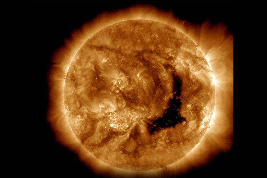 Солнце открыло корональную дыру, извергающую солнечный ветер, размер которой в 60 раз превышает размер Земли