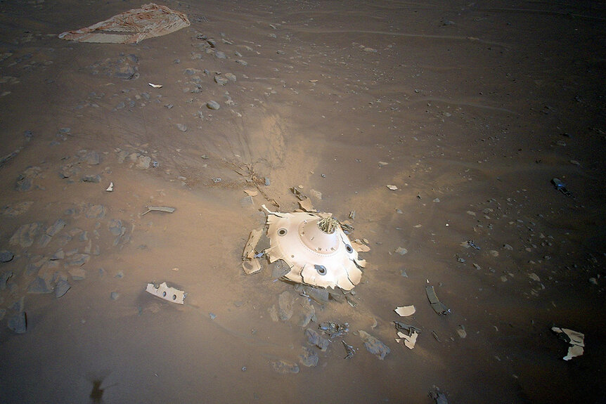 Марсианский вертолет НАСА сфотографировал обломки космического корабля на Марсе