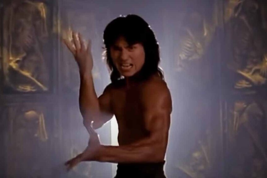 Liu Kang (Robin Shou) strikes a martial arts pose in Mortal Kombat (1995).