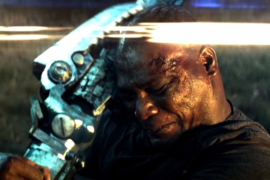Screen ShaLieutenant Colonel Mick Canales (Gregory D. Gadson) wrestles a mechanical alien arm in Battleship (2012).