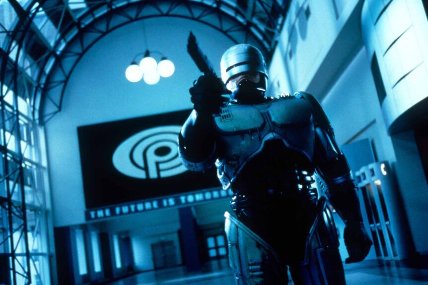 Robocop (Richard Eden) points a gun in Robocop: The Series.