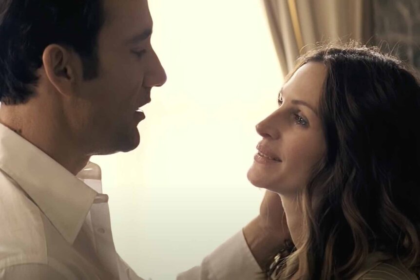 Ray Koval (Clive Owen) caresses Claire Stenwick (Julia Roberts) in Duplicity (2009).