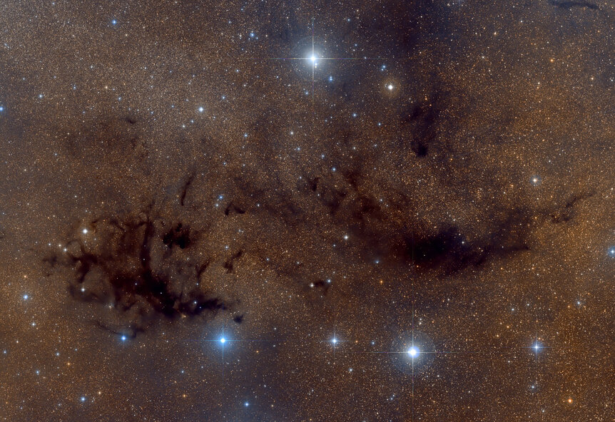A wide view of the Aquila Rift area shows Two dark nebulae: LDN 673 (left) and LDN 684 (right). Credit: Roberto Colombari / Digitized Sky Survey