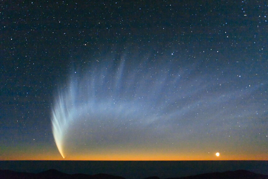 Comet McNaught seen from the Paranal observatory in Chile in 2007. Credit: ESO/Sebastian Deiries