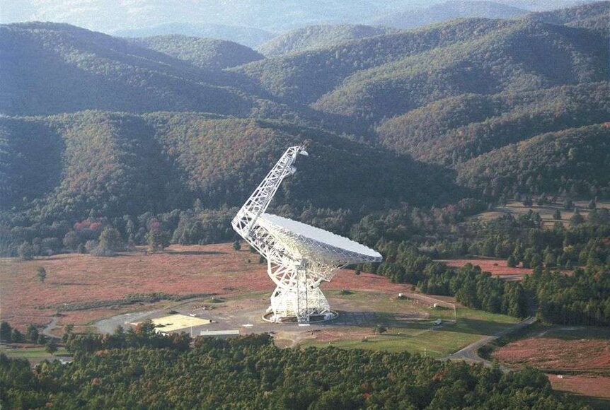 The huge 100-meter Green Bank Telescope in West Virginia, a fully steerable dish that observes the sky in radio wavelengths. Credit: NRAO / AUI
