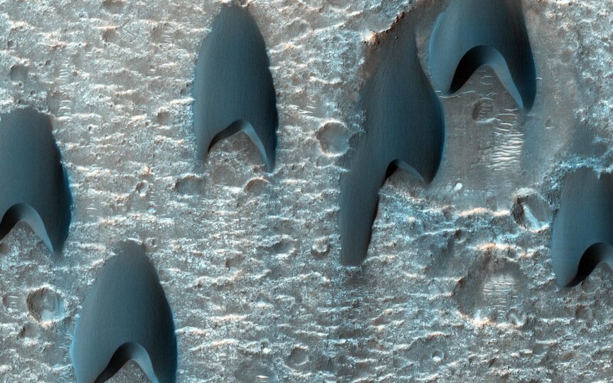 Barchan dunes on Mars. Credit: NASA/JPL-Caltech/Univ. of Arizona