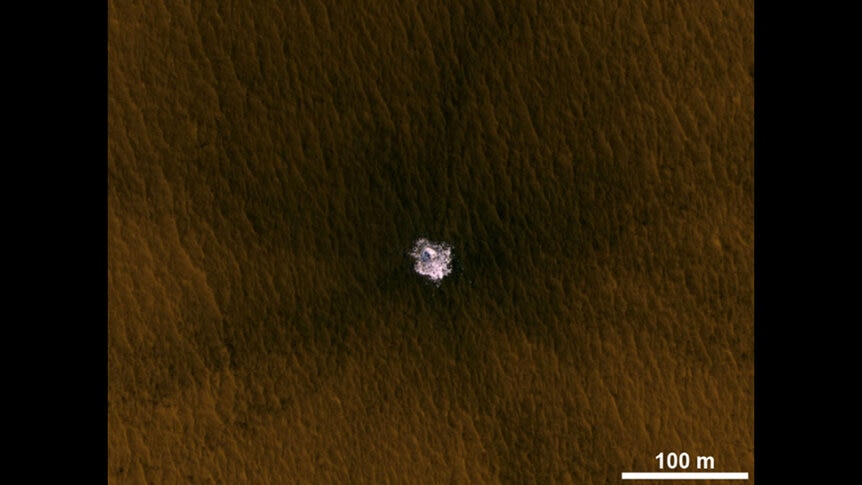 An impact on Mars excavated a crater dozens of meters wide. Ice can clearly be seen, meaning there’s a layer of ice under the Martian surface even as far as south 44° N. Credit: NASA/JPL-Caltech/Univ. of Arizona
