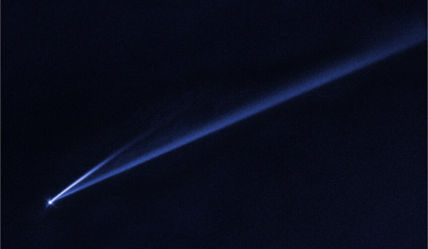 This Hubble image taken in a single blue filter on February 5, 2019 shows Gault sporting two dust tails, a sure sign that it’s in trouble. Credit: NASA, ESA, K. Meech and J. Kleyna (University of Hawaii), and O. Hainaut (European Southern Observatory)
