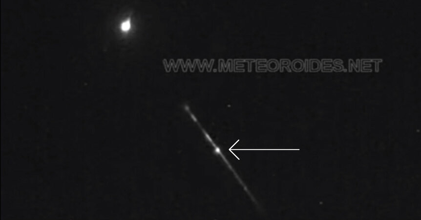 A spectrum of a fireball over Spain reveals the presence of sodium in the meteoroid (the spectral line for sodium is arrowed). Credit: SMART network