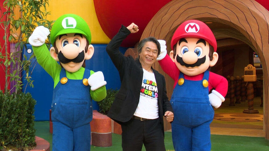 Shigeru Miyamoto celebrating Super Nintendo World with Mario and Luigi
