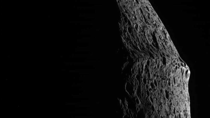 A close view of the weird ridge wrapping around the equator of Saturn’s moon Iapetus. Credit: NASA/JPL/Space Science Institute