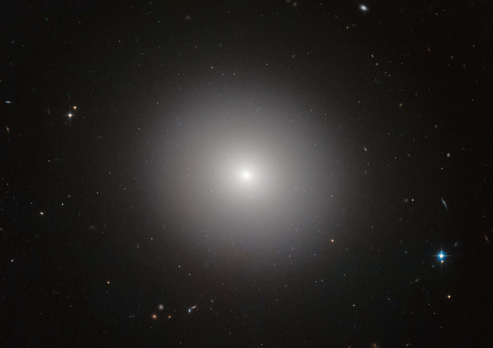 The elliptical galaxy IC 2006, which lies about 65 million light years from Earth. Credit:  ESA/Hubble & NASA Image acknowledgement: Judy Schmidt and J. Blakeslee (Dominion Astrophysical Observatory). Note that the image is not related to science release 