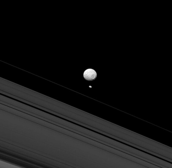 Cassini_mimas_pandora.jpg