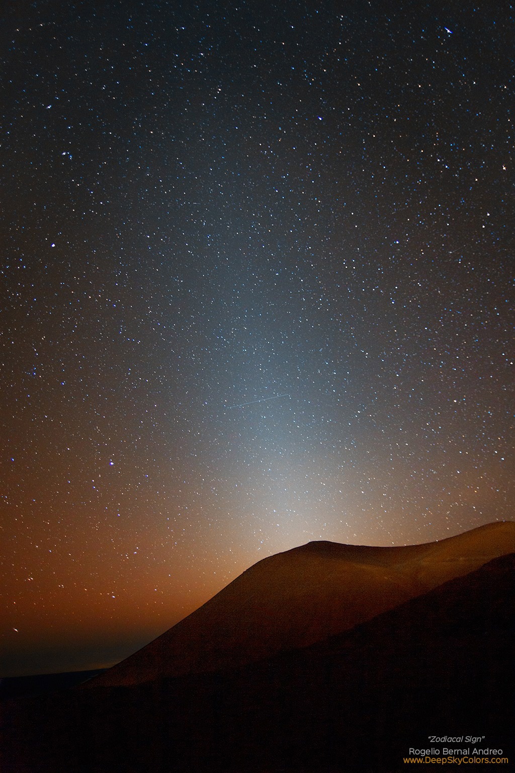 Zodiacal light, sunlight reflected off the scattered remains of thousands of long-dead comets. Credit: Rogelio Bernal Andreo